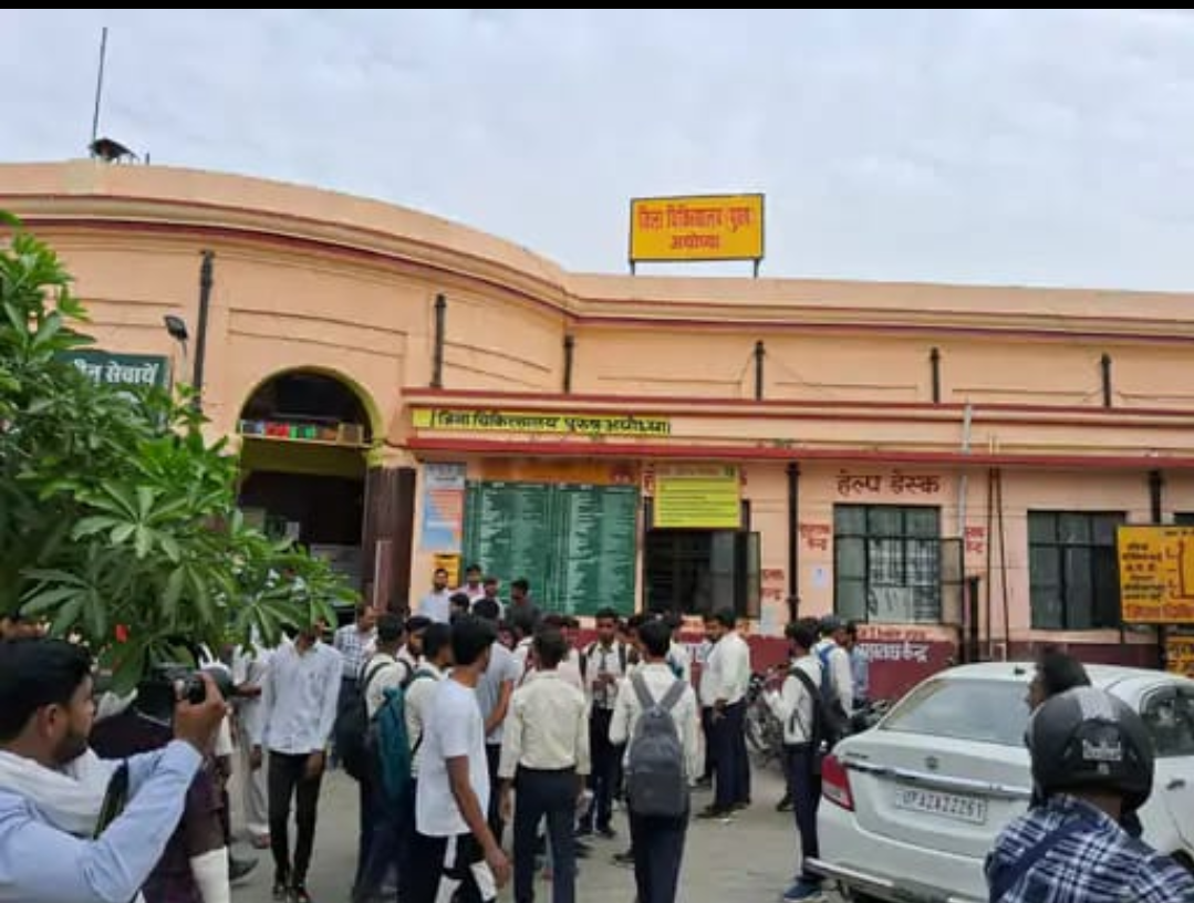 गोंडा : अयोध्या में सड़क हादसे में छात्रा की हुई मौत, परिजनों में मचा कोहराम