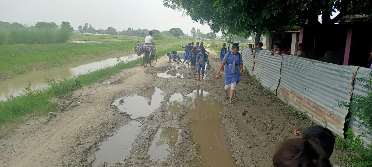 गोंडा : ग्राम गुरेटी में सड़क की दुर्दशा, डेढ़ महीने से इंतजार में हैं ग्रामीण, प्रशासन बेपरवाह