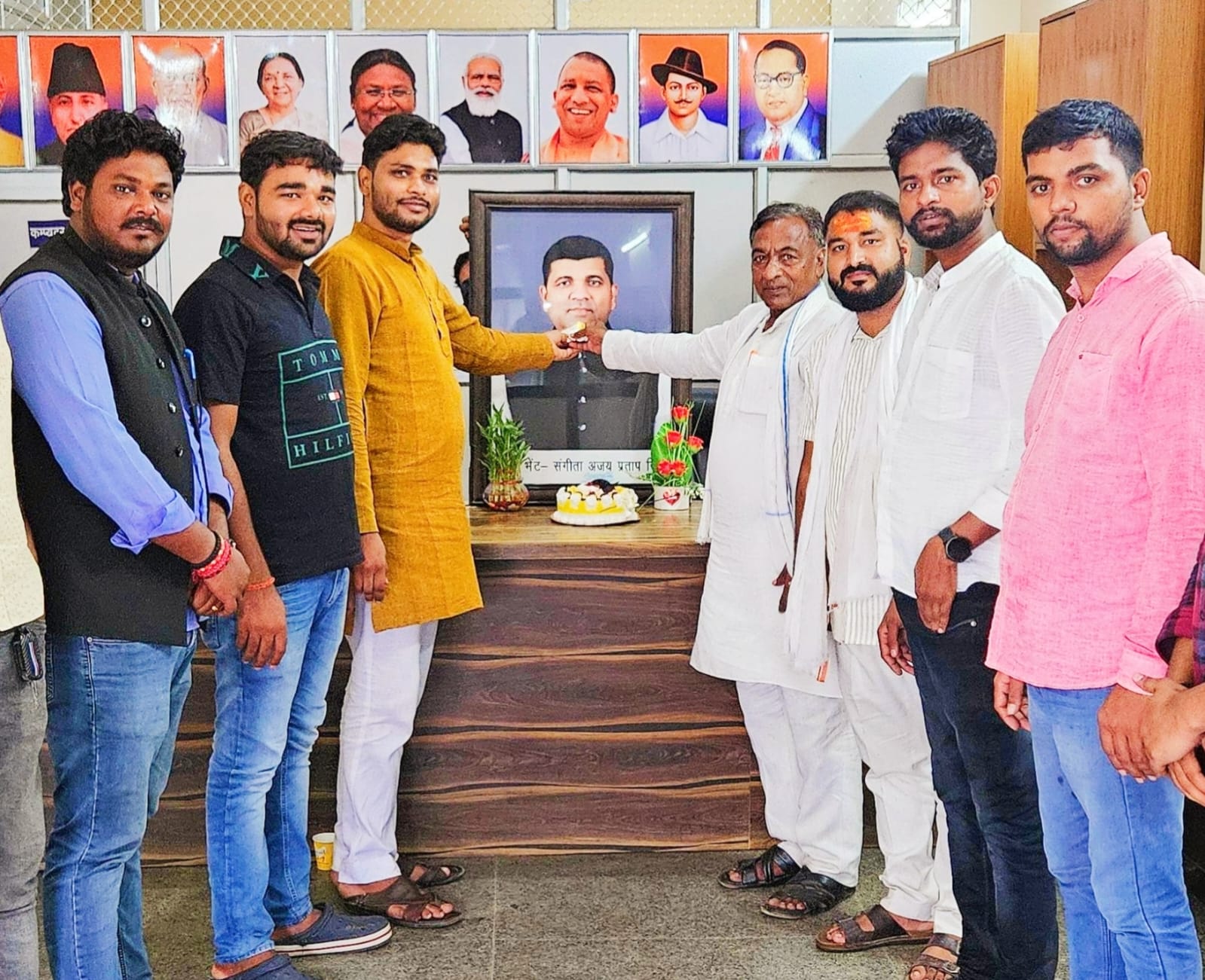 कार्यकर्ताओं ने केक काटकर मनाया कैबिनेट मंत्री आशीष पटेल का जन्मदिन।