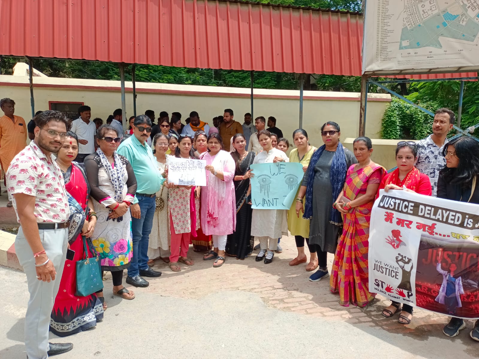 सर्व समाज द्वाराप्रधानमंत्री नरेंद्र मोदी जी के संसदीय क्षेत्र वाराणसी से आज लंका चौराहे से अस्सी तकभारत देश की बेटी और भारत देश की बहन को न्याय दिलाने के लिए आज हम सब बनारस वासियों ने हम सब एक होकर डॉ . मौमिता देबनाथ को न्याय दिलाने और बलात्कारियो को फांसी की सजा दिलाने के लिये ( B H U ) से विरोध प्रदर्शन एवं जुलूस निकाला गया ।