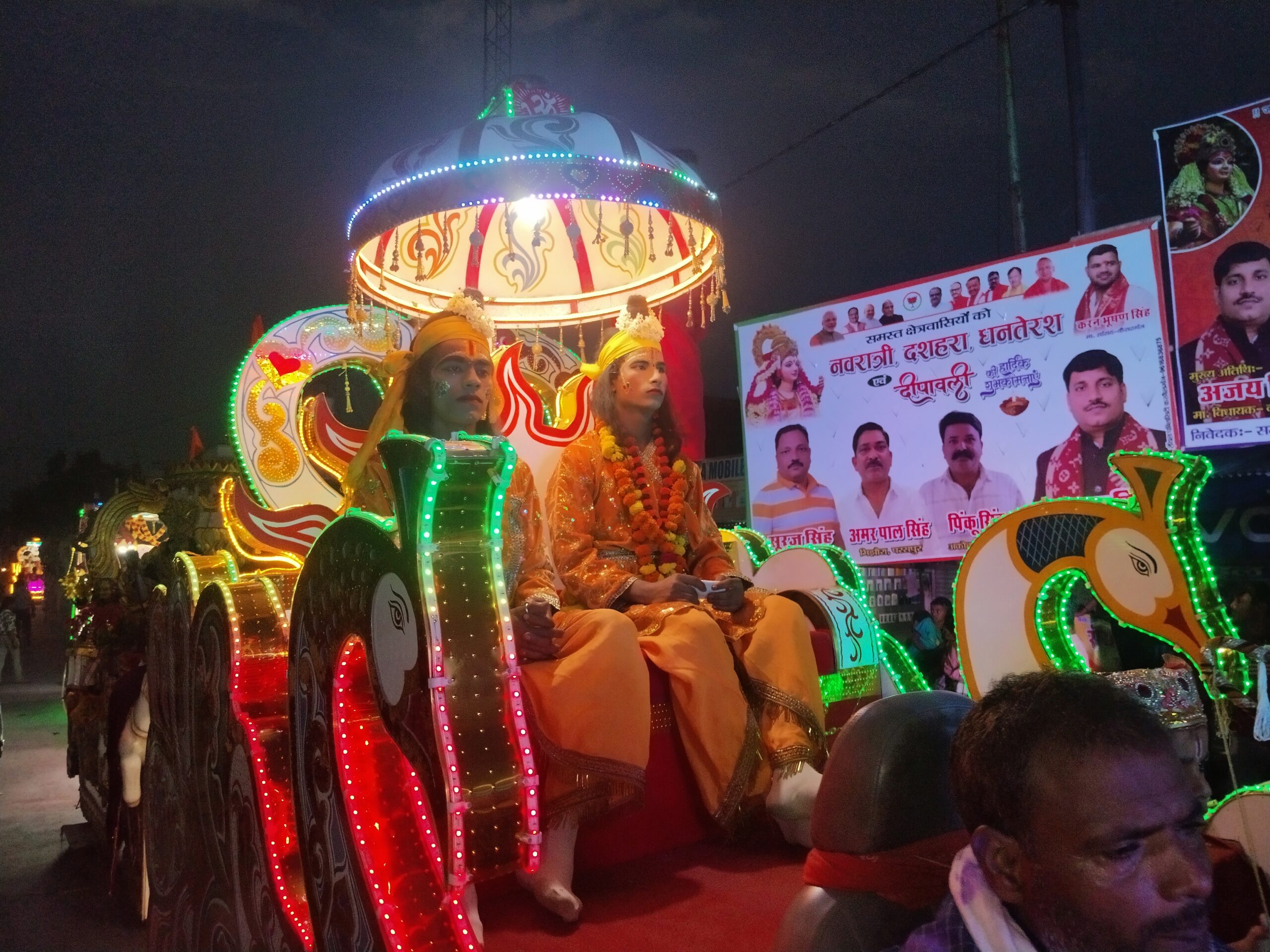 गोंडा : नगर पंचायत परसपुर में धूमधाम से निकाला गया दशहरा जुलूस, मनमोहक झांकियों ने मोहा मन