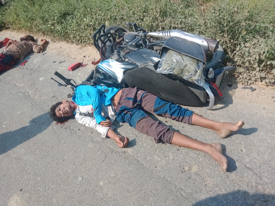 भीषण हादसा, दो बाइकें आमने-सामने टकराई: मौके पर दो युवकों की मौत, एक का जिला अस्पताल में चल रहा इलाज।