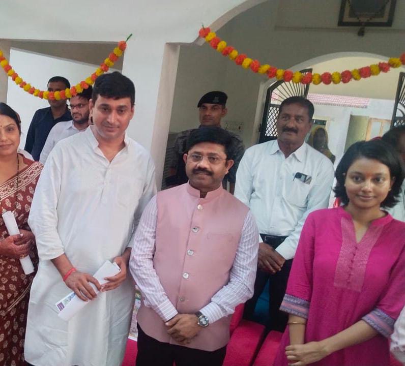 जज, सुश्री समृद्धि सिंह को बधाई देने पहुंचे प्रदेश के कबीना मंत्री नंदी