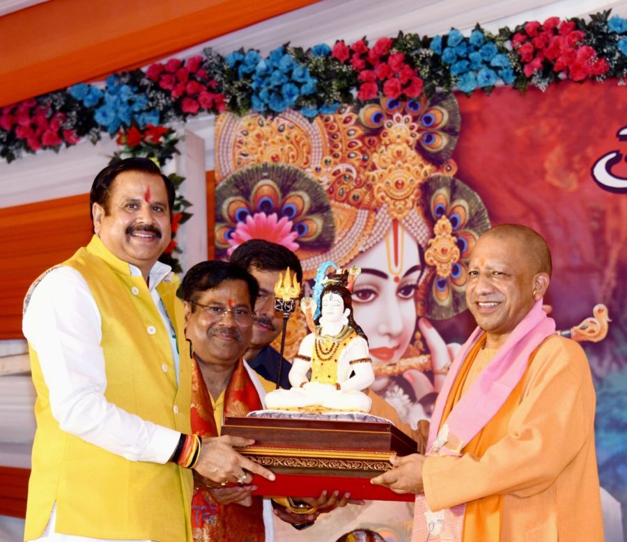 पूर्व मंत्री डॉ. महेंद्र सिंह घर चल रही भागवत कथा में पहुंचे सीएम योगी,कहा-सौ पढ़ा न एक प्रतापगढ़ा और जो पढ़ा, वो दइव से बड़ा.....