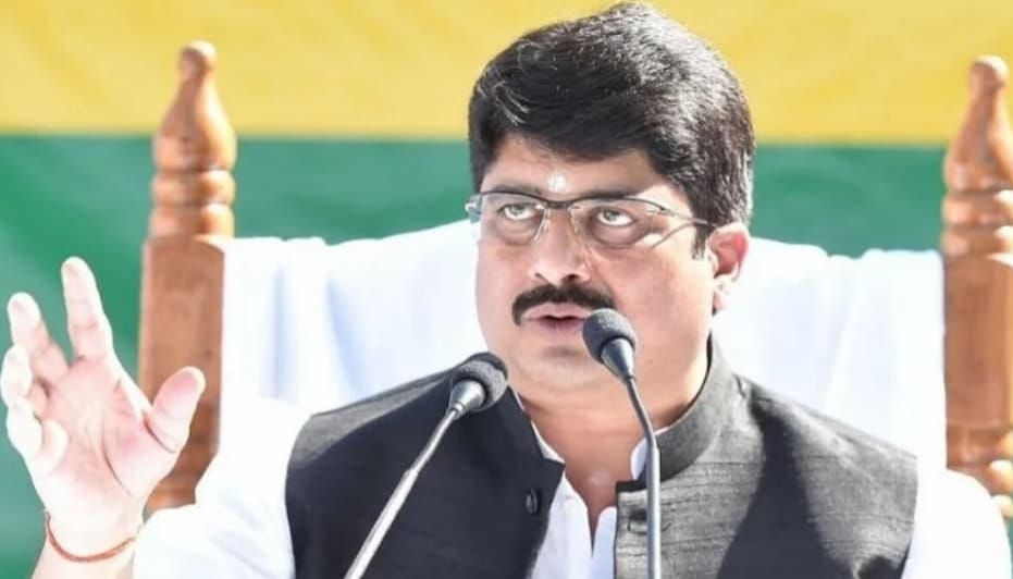 बांग्लादेश में हिंदुओं की रक्षा को लेकर राजा भ‌इया ने उठाया बड़ा कदम,बांग्लादेशी हिंदुओं के लिए सड़क पर उतरने का खुद लिया फैसला,बोले- अत्याचार की पराकाष्ठा कर दी