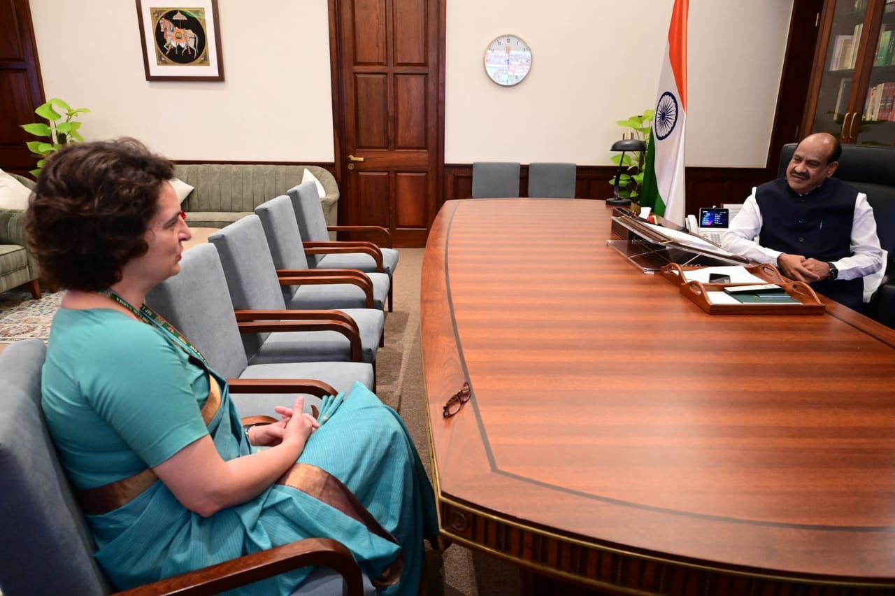 *लोकसभा स्पीकर से मिलीं प्रियंका गांधी..दिल्ली। संसद भवन परिसर में ओम बिरला से प्रियंका गांधी ने की मुलाकात, ओम बिरला के दफ्तर में प्रियंका ने मुलाकात की..