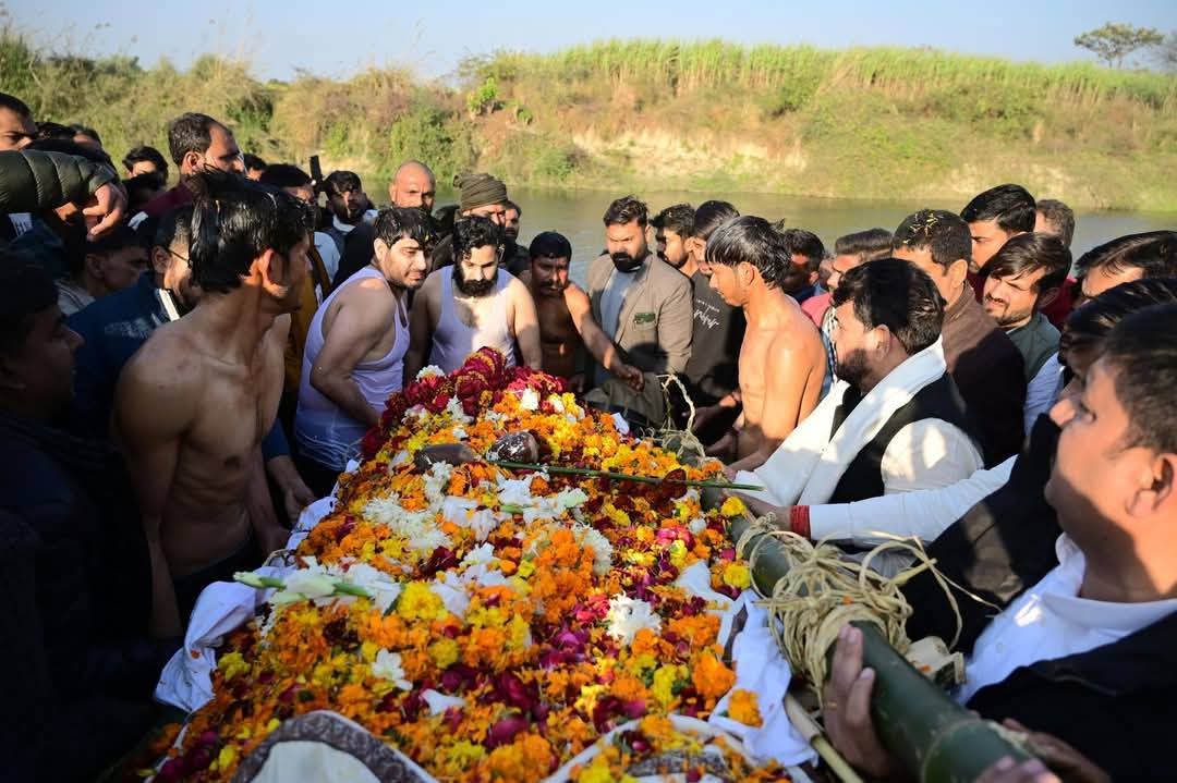 गोंडा : पूर्व विधायक कुंवर अजय प्रताप सिंह पंचतत्व में विलीन, अंतिम यात्रा में उमड़ा जनसैलाब