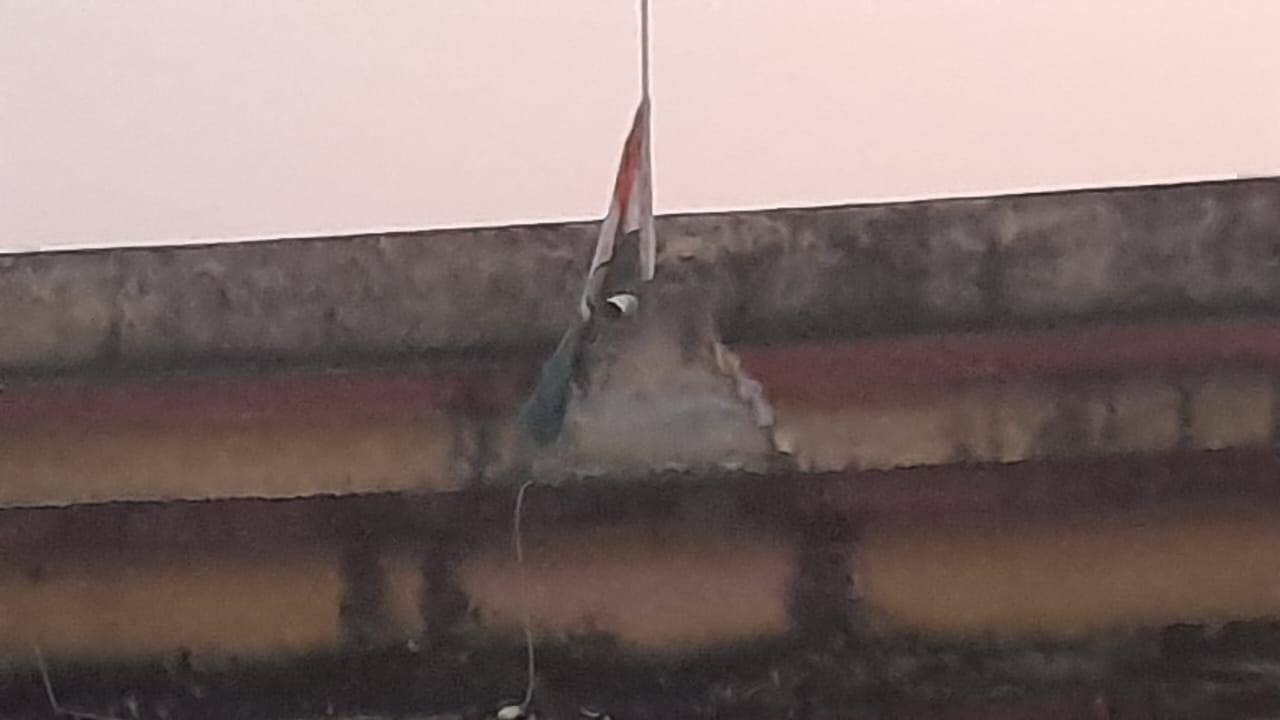 गोंडा : गणतंत्र दिवस पर फहराया तिरंगा 28 जनवरी तक नहीं उतारा, जिम्मेदारों की लापरवाही उजागर