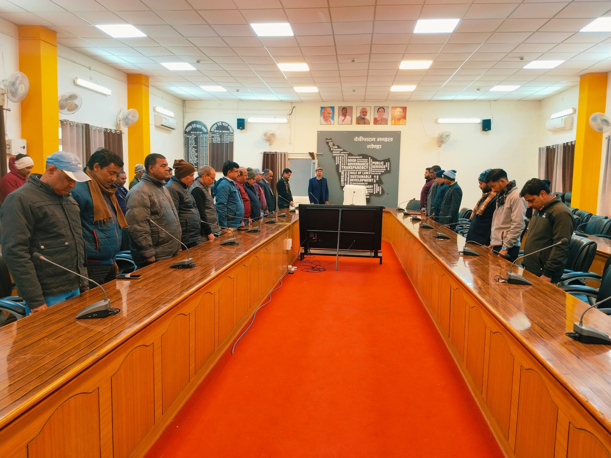 गोंडा : अमर शहीदों को नमन, दो मिनट का मौन रखकर दी श्रद्धांजलि