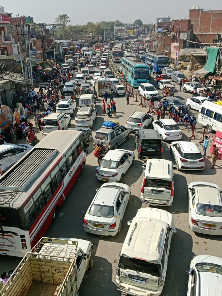 संगम नगरी आने वाले रास्तों पर कई KM तक भीषण जाम, हाईवे पर रेंग रहे वाहन... 10.02.2025