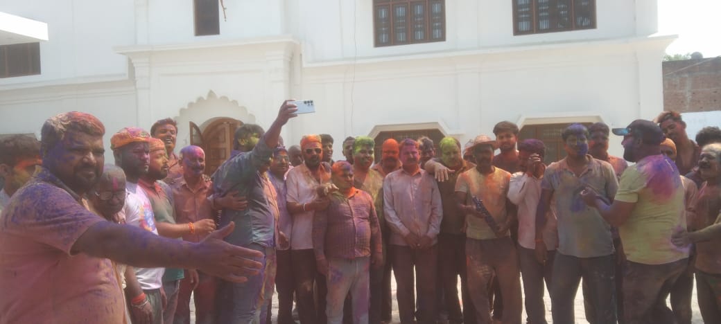 गोंडा : राम जानकी मंदिर पर खेली गई कपड़ा फाड़ होली, हुरियारों ने जमकर उड़ाया अबीर-गुलाल