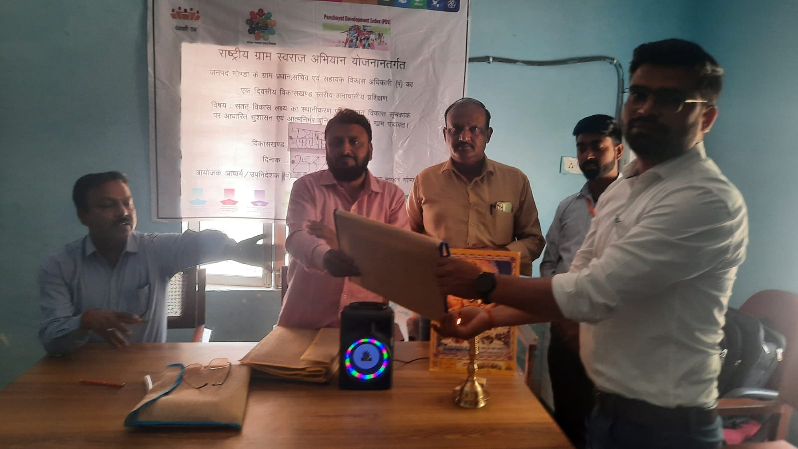 गोंडा : ग्राम प्रधान व पंचायत सचिवों ने सतत विकास लक्ष्य का लिया संकल्प