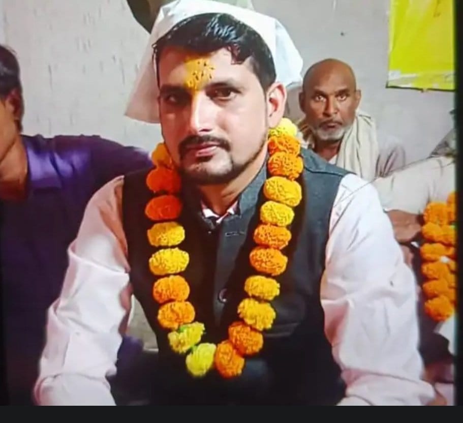 अमेठी में बारात लेकर जा रहे दूल्हे ने ट्रेन के आगे कूदकर सुसाइड कर लिया। शुक्रवार शाम को बारात लेकर निकला। घर से 45 किमी दूर चलती कार से बैग लेकर उतर गया। लोग कुछ समझ पाते, तब तक ओवरब्रिज पर चढ़ गया।