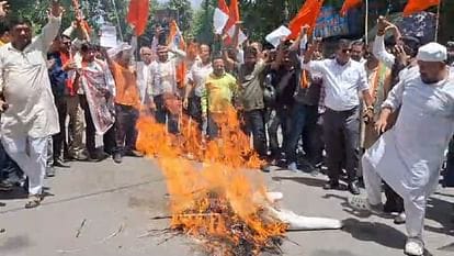 आतंकवाद के खिलाफ गुस्सा बरेली शाहजहांपुर और पीलीभीत में सड़कों पर उतरे लोग पाकिस्तान का फूंका पुतला मुर्दाबाद के लगाए नारे........