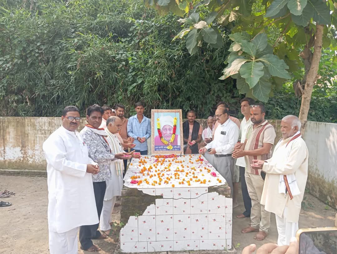 गोंडा : जनकवि अदम गोंडवी की 78वीं जयंती पर कवियों और ग्रामीणों ने दी श्रद्धांजलि, अवधी और हिंदी साहित्य में योगदान को किया नमन