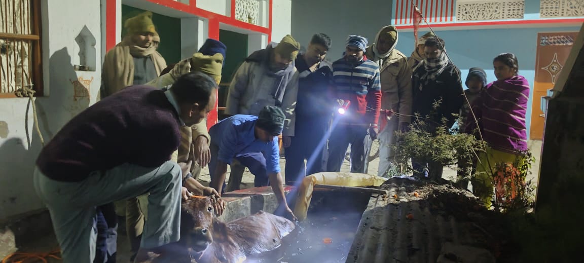 गोंडा : कुएं में गिरे सांड को ग्रामीणों व पुलिस ने सुरक्षित निकाला, पेश की मानवता की मिसाल