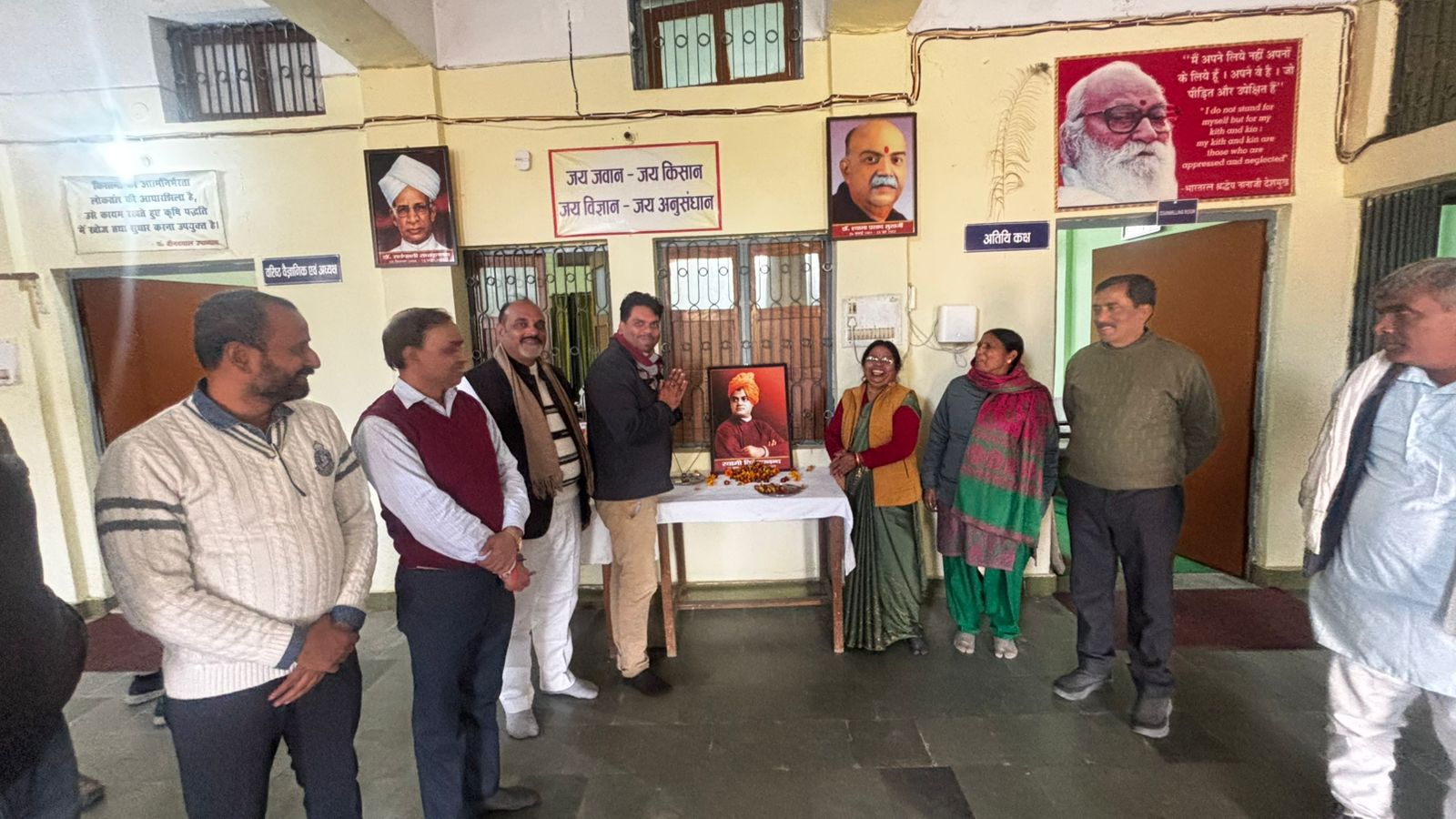 गोंडा : स्वामी विवेकानंद जयंती पर सीआरपी प्रशिक्षण कार्यक्रम में प्रतिभागियों को प्रशस्ति पत्र देकर किया गया सम्मानित