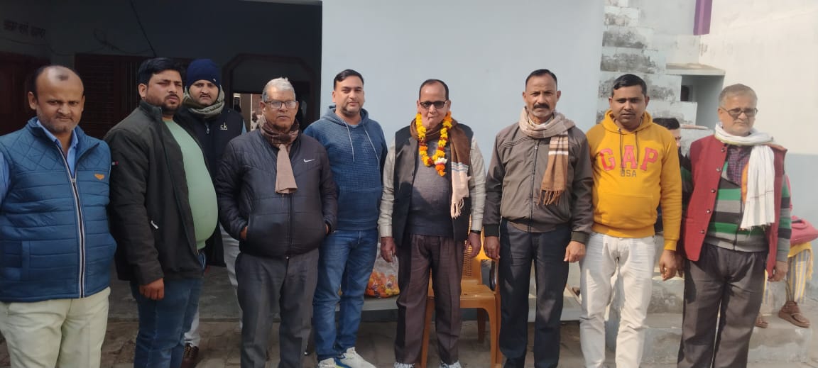 गोंडा : सेवानिवृत्ति होने पर विदाई समारोह के दौरान सहकर्मियों ने पोस्टमास्टर शशांक शेखर त्रिपाठी को फूल - माला पहनाकर दी भावभीनी विदाई