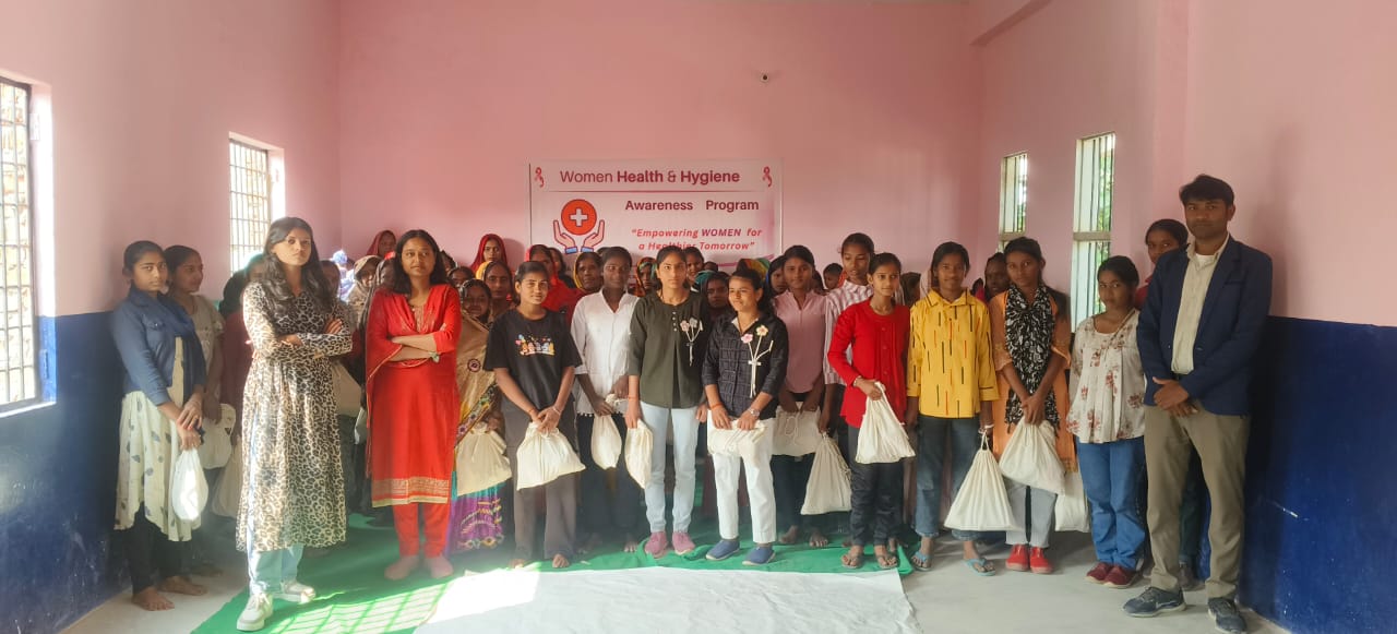 गोंडा : अतुल्य विकास फाउंडेशन के सेंटर पर एक जागरूकता गोष्ठी का आयोजन कर महिलाओं व किशोरियों को मॉन्स्ट्रुअल हायजिन एंड वाश पर किया गया जागरुक