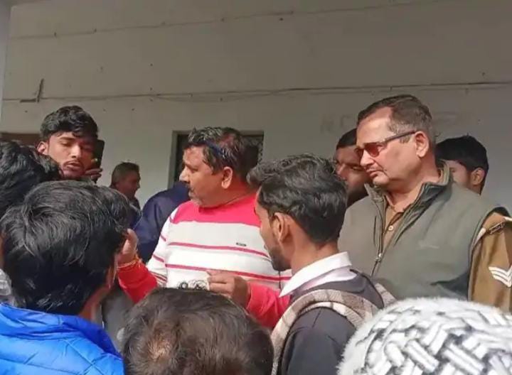 गोंडा : छात्रों ने कांपी छीनने और नकल कराने के आरोप लगाते हुए किया हंगामा