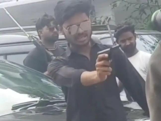 गोंडा : सोशल मीडिया पर असलहा लहराते रहे युवक, वीडियो वायरल