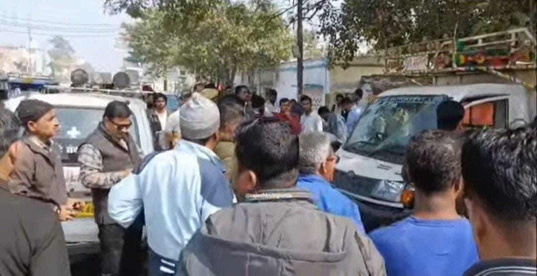 गोंडा : बीच शहर खड़ी मैजिक गाड़ी में मिली अज्ञात युवक की लाश, हत्या की आशंका